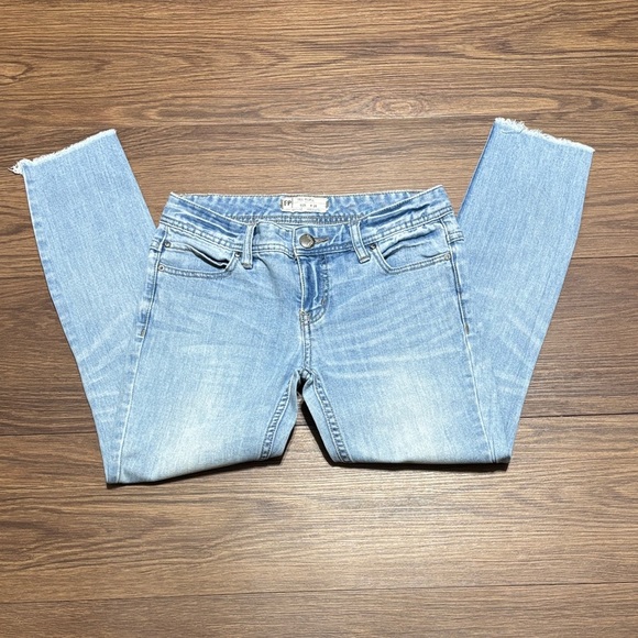🔥🔥🔥Free People Blue Skinny Jeans with Vintage-Inspired Fading Size: 26🔥🔥🔥 - Picture 7 of 7
